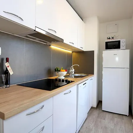 Holiday home Gorgeous In With Kitchen Murter